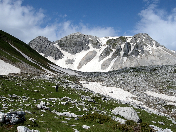 Immagine insolita: Monte Meta con il lago